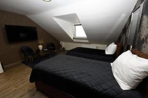 ein Hotelzimmer mit zwei Betten und einem Fenster in der Unterkunft Haus Thomas Deluxe 4 in Dortmund