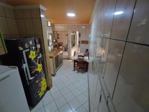 cocina con nevera y comedor en barbershopcavalheiro, en Belém