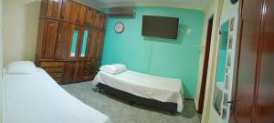 Habitación hospitalaria con 2 camas y TV en barbershopcavalheiro, en Belém