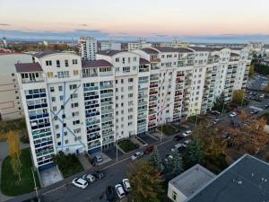 Una vista aérea de un gran edificio de apartamentos blanco. en FH Apartment Letňany, en Praga