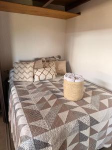 a bedroom with a large bed with a comforter at Casa Quintal Sebollas - Paraíba do Sul in Paraíba do Sul +18 photos