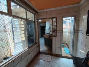 Un baño con ducha, lavabo y espejo. en barbershopcavalheiro, en Belém 17 fotos más