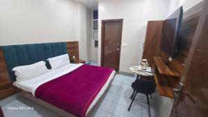 TV a/nebo společenská místnost v ubytování fab THE MALEEN New Delhi