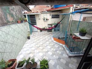 una vista aérea de un balcón con plantas. en barbershopcavalheiro, en Belém