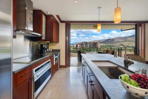 Kuchyň nebo kuchyňský kout v ubytování Ko Olina Beach Villas B1101