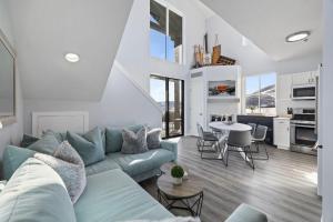 een woonkamer met een blauwe bank en een tafel bij The Mason 2003-05 in Cranmer +32 foto's