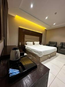 a large hotel room with a bed and a kitchen at ورد للشقق المخدومة - احد رفيدة in Ahad Rafidah