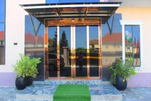 Η πρόσοψη ή η είσοδος του Chinbell Luxury Hotel & Suites