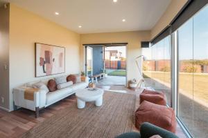 Χώρος καθιστικού στο Tahiti Haven Ocean Front Modern Family Escape