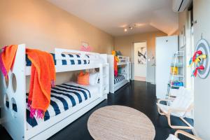 Ένα ή περισσότερα κρεβάτια σε δωμάτιο στο Tahiti Haven Ocean Front Modern Family Escape