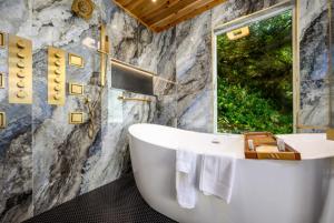 Koupelna v ubytování Little Creek Cove Beach Resort + 93 fotografií