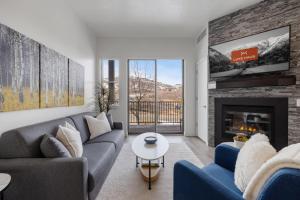 een woonkamer met een bank en een open haard bij The Mason 1067 in Cranmer