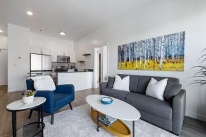 een woonkamer met een bank en een tafel bij The Mason 1067 in Cranmer