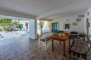 DomijančićiHoliday home in Drivenik 41881的带木桌椅的客厅