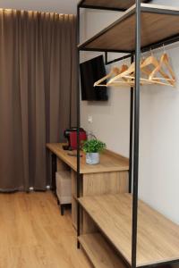 a book shelf with a desk in a room at Hotel Castle View in Krujë