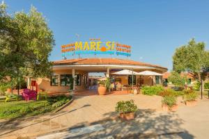 a restaurant with a sign that reads harry at Apartment in Follonica - Toskana 44106 in Casa SantʼEugenia +6 photos