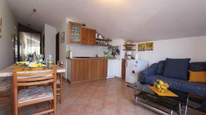 Una cocina y una sala de estar con un sofá azul. en Apartment in Porat - Insel Krk 13205, en Porat 19 fotos más