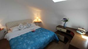 Un dormitorio con una cama con un edredón azul. en Apartment in Porat - Insel Krk 13205, en Porat