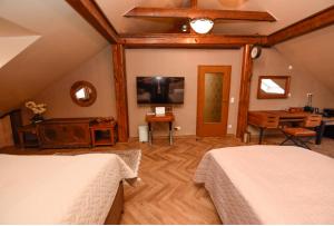 een slaapkamer met 2 bedden, een bureau en een televisie bij Haus Thomas Penthouse Deluxe in Dortmund