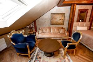 een woonkamer met een bank, een tafel en stoelen bij Haus Thomas Penthouse Deluxe in Dortmund