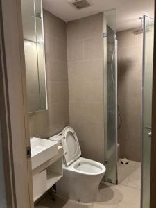 ein Badezimmer mit Toilette, Waschbecken und Dusche in der Unterkunft The Sóng Homestay Vibes by the Sea in Vũng Tàu