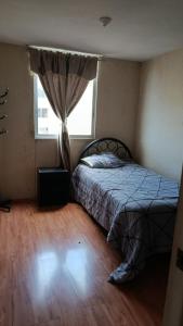 - une chambre avec un lit en face d'une fenêtre dans l'établissement Judith Milka, à Chiclayo