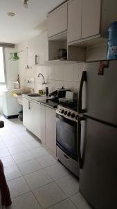 Il comprend une cuisine équipée d'un réfrigérateur et d'une cuisinière. dans l'établissement Judith Milka, à Chiclayo