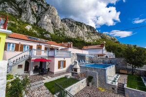 Vista general de una montaña o vista desde la casa vacacional