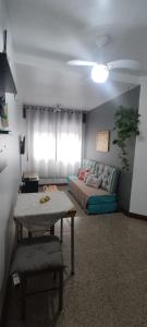 een kamer met een bed en een tafel. bij Pé na areia in Capão da Canoa +10 foto's