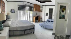 ein großes Schlafzimmer mit zwei Betten und einem Fenster in der Unterkunft House & Swimming Pool on a Hill in Galicias + 26 Fotos