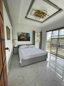 ein Schlafzimmer mit einem Bett und einem großen Fenster in der Unterkunft House & Swimming Pool on a Hill in Galicias