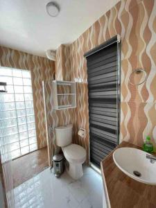 ein Badezimmer mit Toilette und Waschbecken in der Unterkunft House & Swimming Pool on a Hill in Galicias