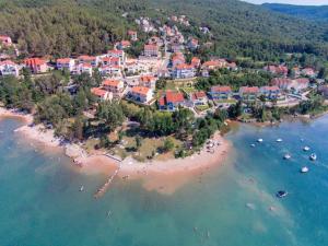 una vista aérea de un resort en una playa en Apartment in Dobrinj - Insel Krk 45222, en Soline
