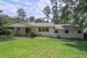 ハッティーズバーグにあるMagnolia Retreatの前方の芝生の黄色い家