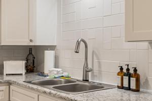 ハッティーズバーグにあるMagnolia Retreatの- キッチンカウンター(シンク、ワインボトル付) +64枚の写真