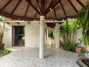 eine Außenterrasse mit Holzdach und Pfosten in der Unterkunft Habitación Cómoda y Confortable, Zona Norte, Santa Cruz in Santa Cruz de la Sierra + 1 Foto