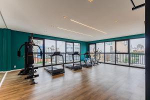 une salle de sport avec des tapis roulants et des appareils d'exercice dans un bâtiment dans l'établissement Studio na Liberdade | Piscina, Varanda, Wi-Fi, AC, à São Paulo