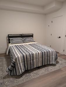 Ένα ή περισσότερα κρεβάτια σε δωμάτιο στο 21 Greenwich Common NW Calgary Alberta