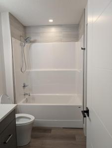 Ένα μπάνιο στο 21 Greenwich Common NW Calgary Alberta +7 φωτογραφίες