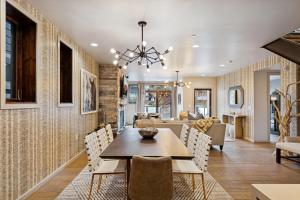 een eetkamer met een tafel en stoelen bij Main Street Modern at Old Town in Park City
