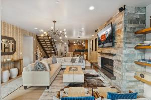 een woonkamer met een bank en een open haard bij Main Street Modern at Old Town in Park City