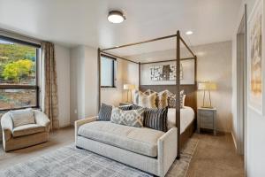 een slaapkamer met een bed en een bank bij Main Street Modern at Old Town in Park City