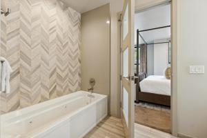 een badkamer met een bad en een slaapkamer bij Main Street Modern at Old Town in Park City +72 foto's