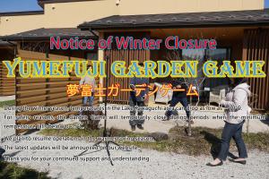 une femme marchant devant un bâtiment avec un panneau dans l'établissement Hananoyado Yumefuji, à Fujikawaguchiko