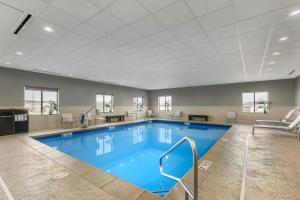 Bazén v ubytování Best Western Plus Williston Hotel & Suites nebo v jeho okolí