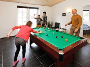 布拉万德Luxury Retreat with Spa - By Traum Ferienwohnungen的一名妇女在台球桌玩台球