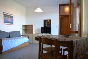 Schlafzimmer mit Esstisch und Bett in der Unterkunft Apartment in Rosolina Mare 34042 in Rosapineta