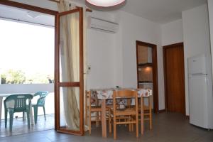 eine Küche und ein Esszimmer mit Tisch und Stühlen in der Unterkunft Apartment in Rosolina Mare 34042 in Rosapineta