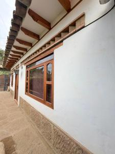 een wit gebouw met ramen aan de zijkant bij Apartamento Colonial in Estación El Salto