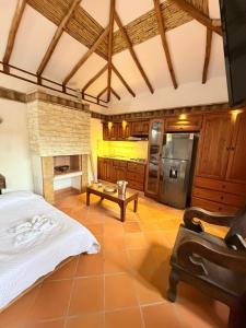 een kamer met een bed en een stenen open haard bij Apartamento Colonial in Estación El Salto